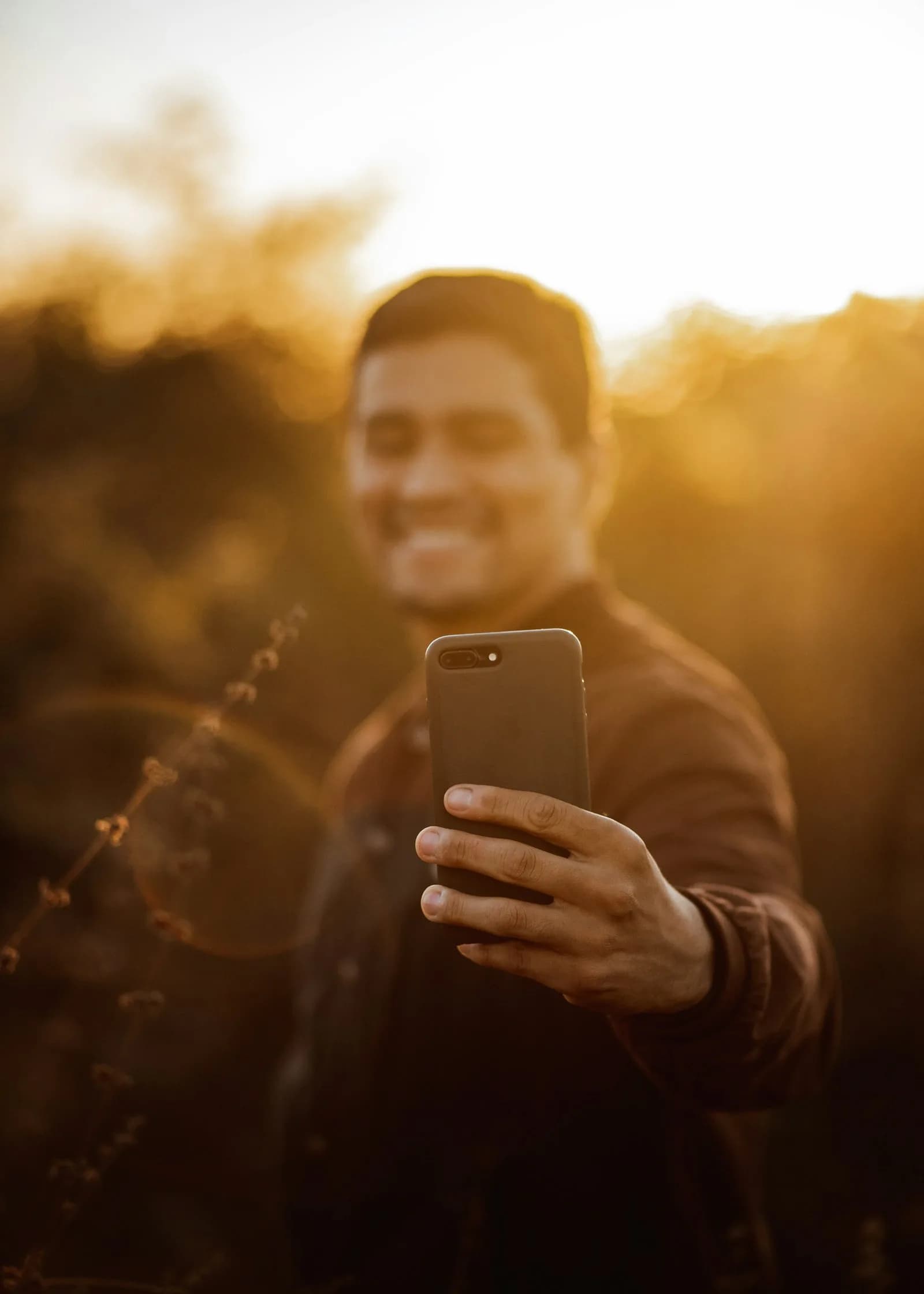 Pelajar Malaysia menerima notifikasi selamat datang di atas telefon pintar